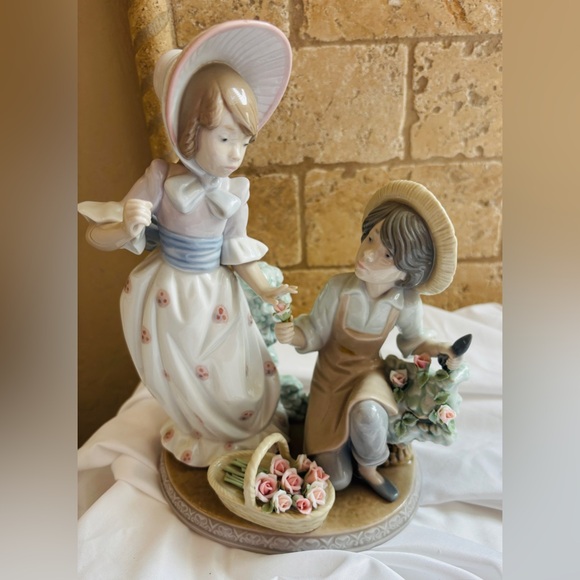 Lladro Porcelain Figurine “For You” Retired #5453 Boy & Girl 9 H” Flowers - Picture 2 of 10